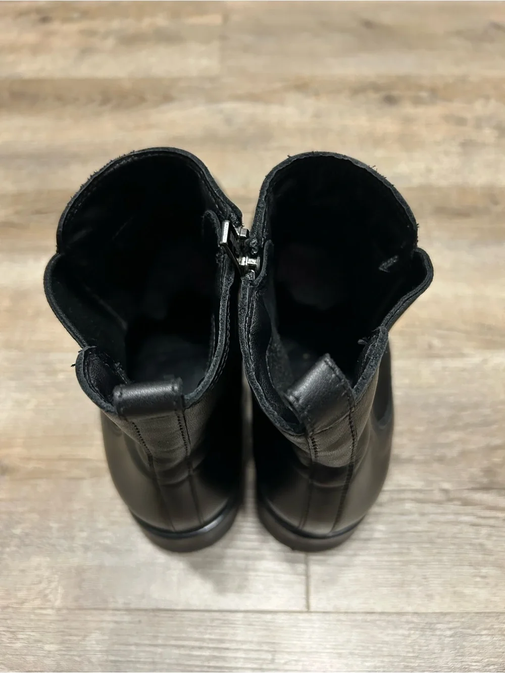 La CANADIENNE Women’s Size 8 Black Leather Chelsea Ankle Boots Pull On